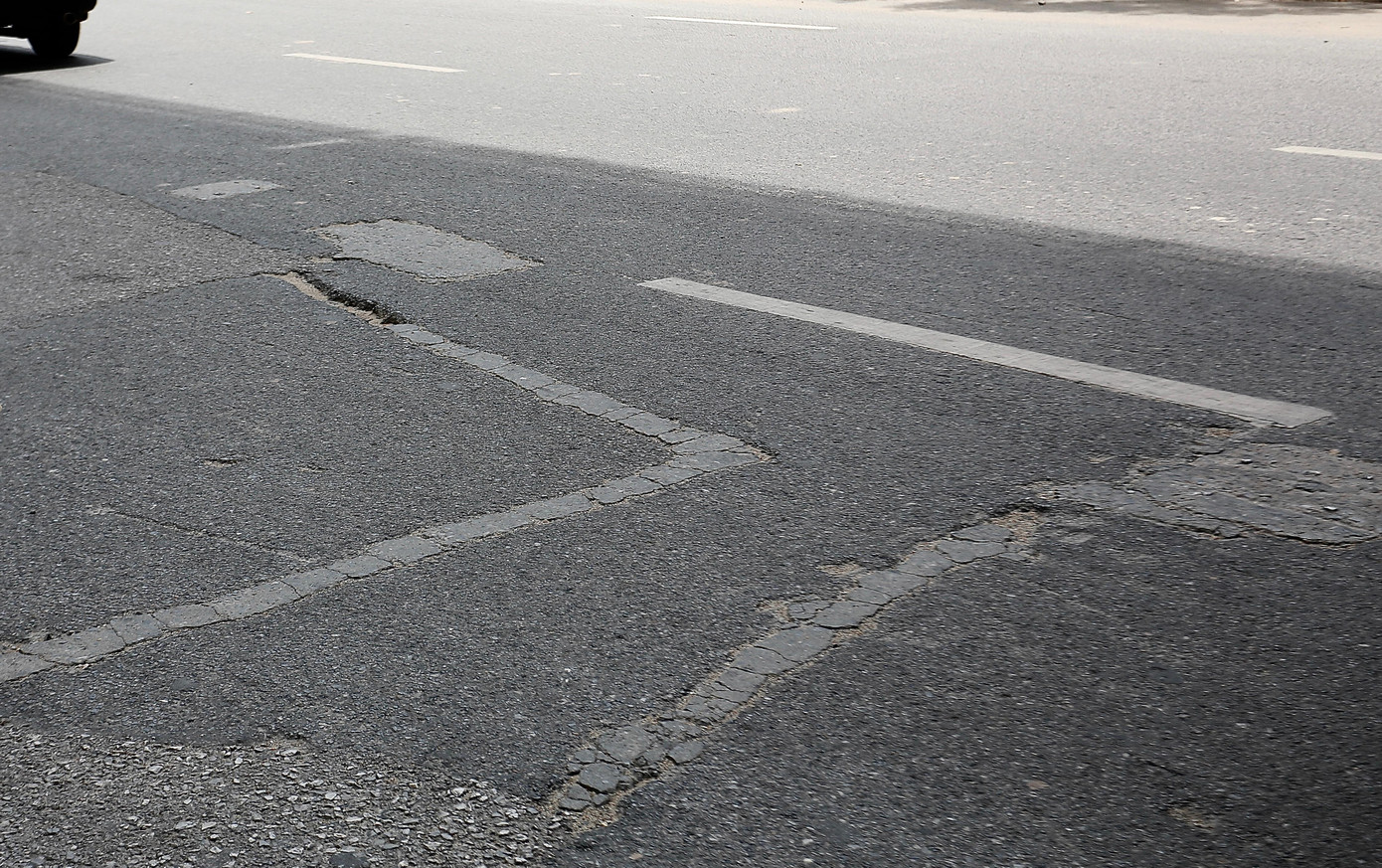 Cận cảnh đoạn đường bị chắp vá ngay đầu đường Cầu Diễn. Cận cảnh đoạn đường bị chắp vá ngay đầu đường Cầu Diễn.