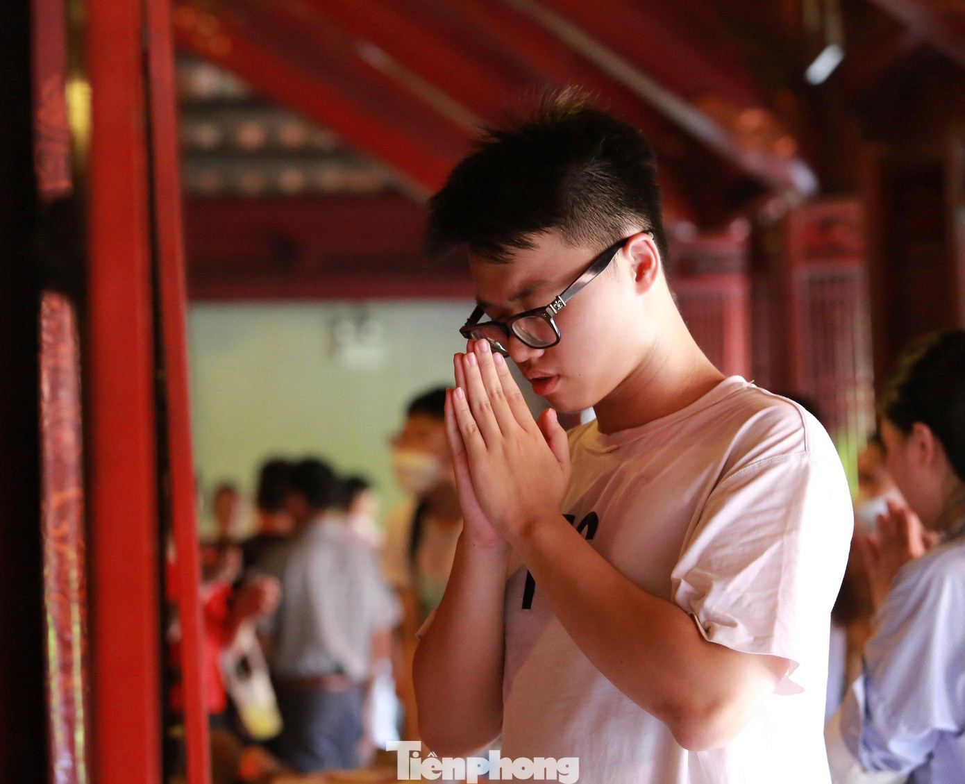 Văn Miếu - Quốc Tử Giám còn là nơi tham quan của nhiều du khách trong và ngoài nước, đặc biệt nhộn nhịp vào dịp cuối tuần.