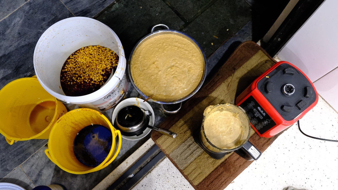 Ánh Minh ủ dịch chuối và dịch đậu tương để cấp kali và đạm cho cây. Ánh Minh ủ dịch chuối và dịch đậu tương để cấp kali và đạm cho cây.