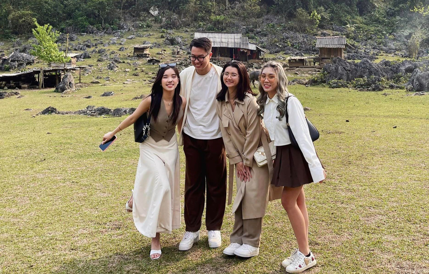 Cô bạn Trịnh Hà Vy chia sẻ khoảnh khắc đáng nhớ cùng bạn bè khi ghé thăm Hang Táu. Ảnh: FBNV