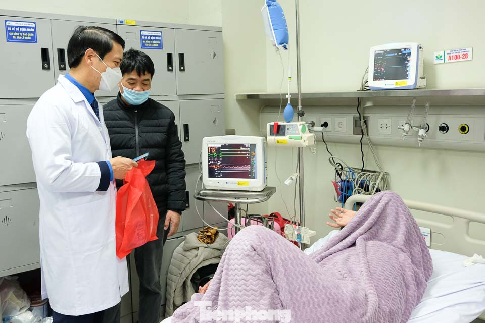 Anh Nguyễn Ngọc Lương - Bí thư thường trực T.Ư Đoàn tặng quà cho bệnh nhân tại khoa Cấp cứu - chống độc, Bệnh viện Nhi Trung ương. Ảnh: Châu Linh