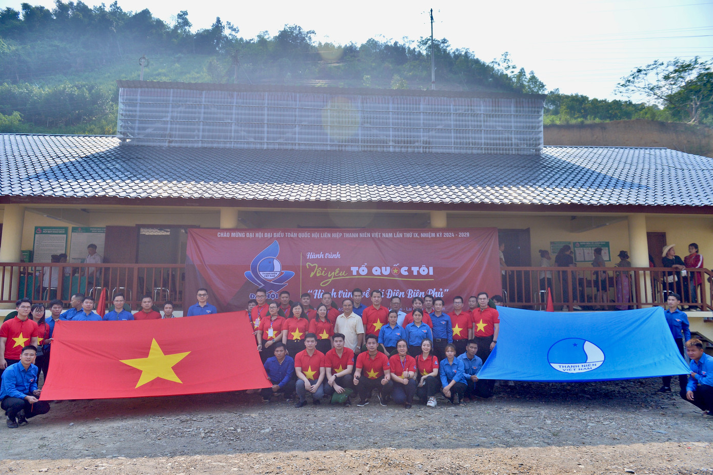 Đoàn đại biểu chụp ảnh lưu niệm tại nhà văn hóa dân tộc Mảng, xã Nậm Pì, huyện Nậm Nhùn, tỉnh Lai Châu.