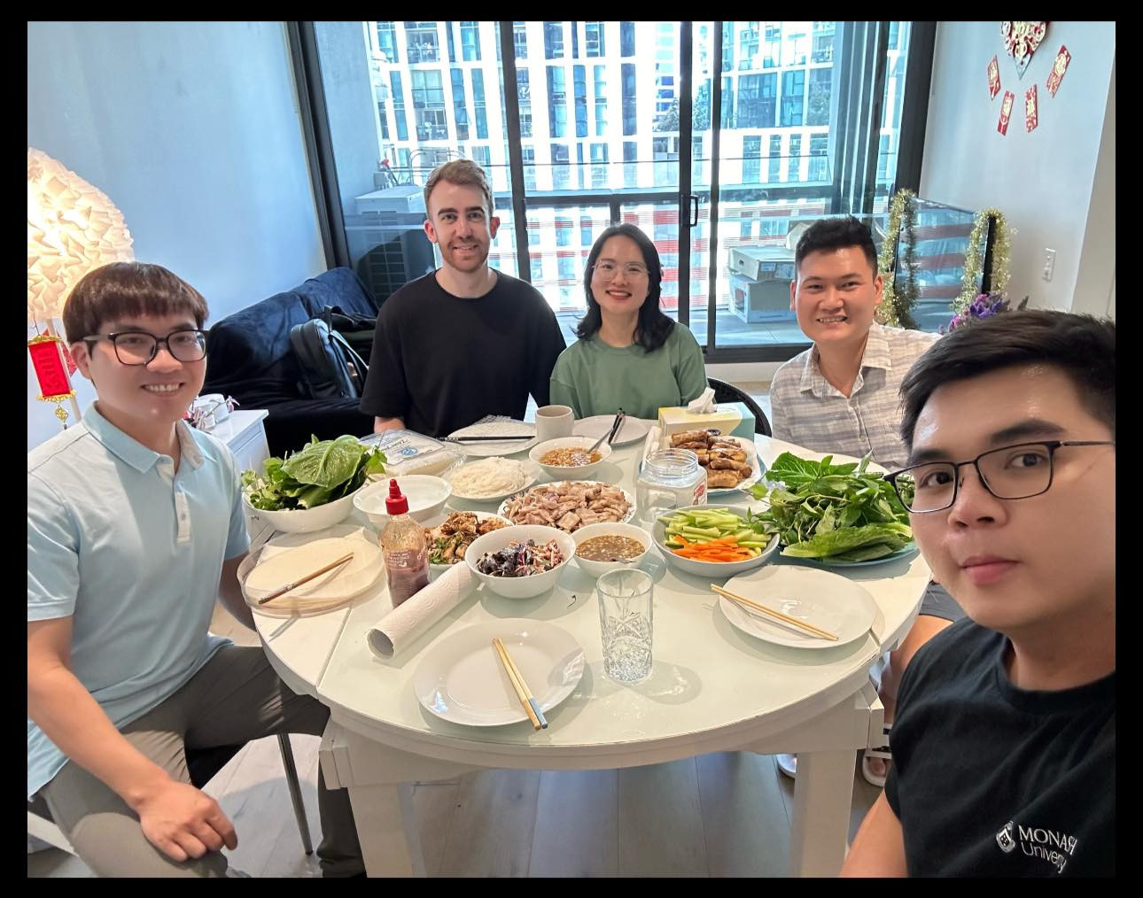 Hoàng (ngoài cùng bên phải) giao lưu cùng bạn bè dịp cận Tết ở Úc.