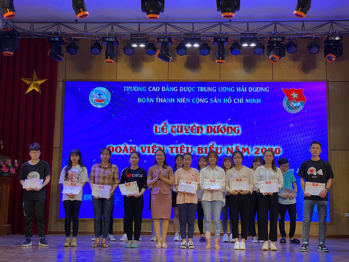 Phương Thảo là một trong những đoàn viên tiêu biểu được tuyên dương và trao giấy khen của Cao đẳng Dược TW Hải Dương. Phương Thảo là một trong những đoàn viên tiêu biểu được tuyên dương và trao giấy khen của Cao đẳng Dược TW Hải Dương.