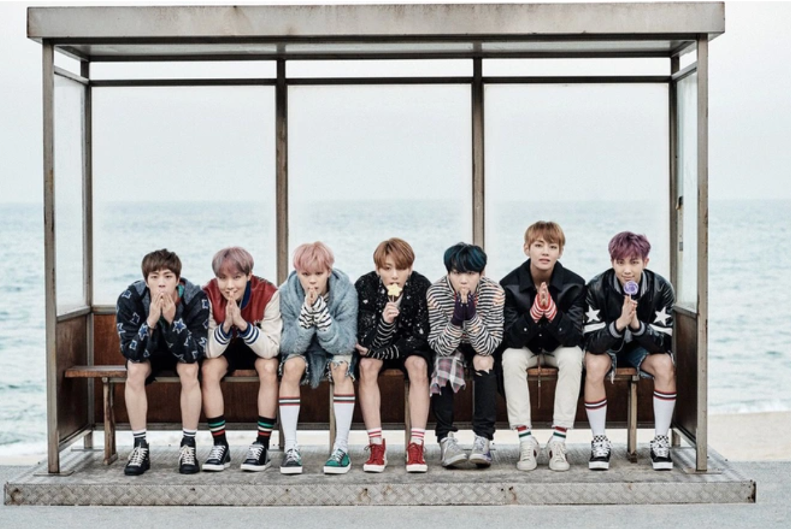 Bạn trẻ cheap moment cùng địa điểm với nhóm nhạc nổi tiếng. Ảnh: Gisele Soo/The Star