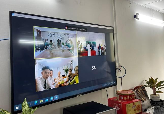 Lễ cưới giản dị diễn ra ở 3 điểm cầu là Bệnh viện dã chiến thu dung điều trị COVID-19 số 16 ở TPHCM, Bệnh viện Bạch Mai và gia đình chú rể ở Hà Nội. Lễ cưới giản dị diễn ra ở 3 điểm cầu là Bệnh viện dã chiến thu dung điều trị COVID-19 số 16 ở TPHCM, Bệnh viện Bạch Mai và gia đình chú rể ở Hà Nội.