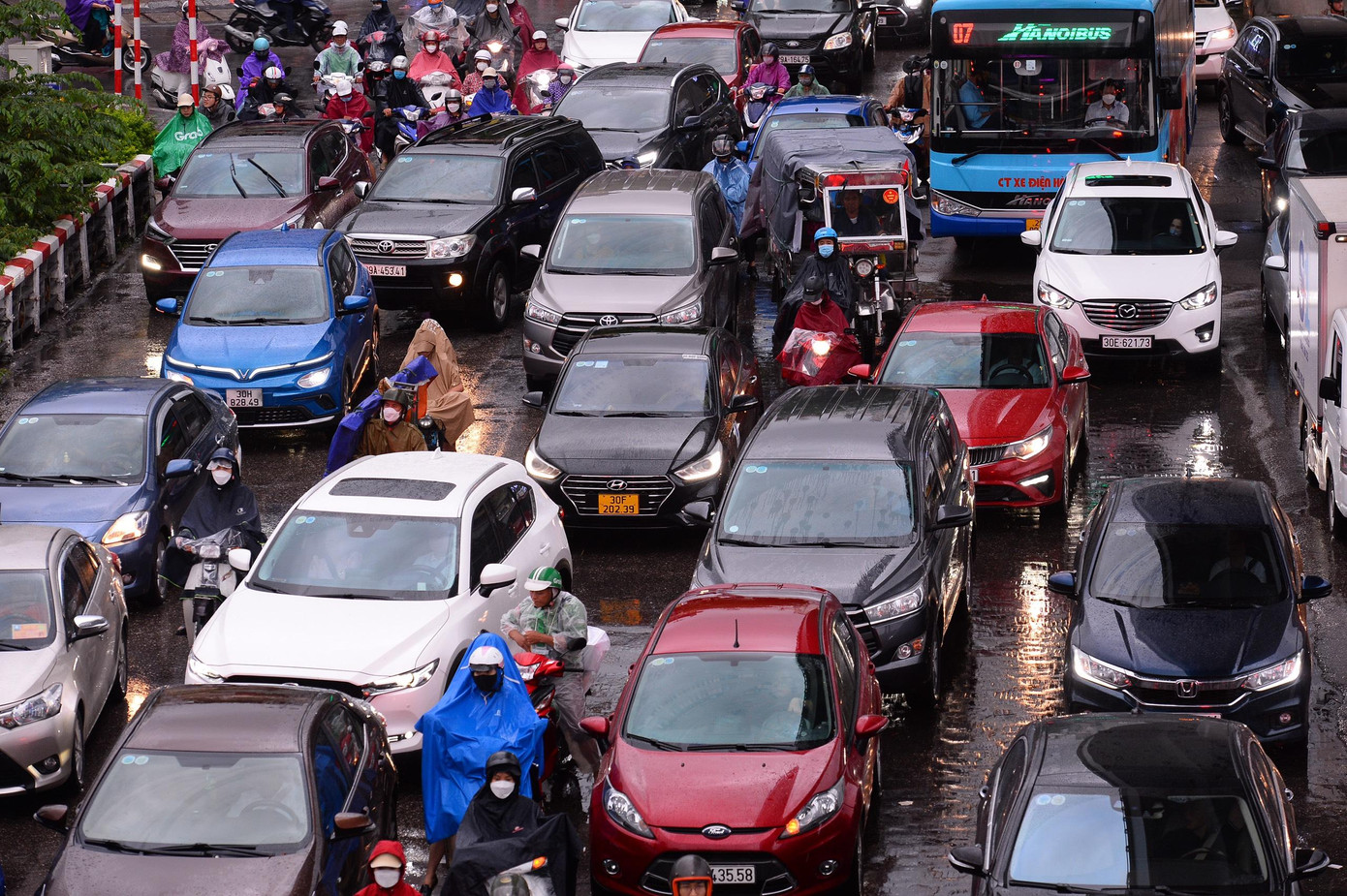 Vào khoảng 15h30, khu vực các quận Tây Hồ, Ba Đình, Long Biên, Hoàng Mai, Hoàn Kiếm, Hai Bà Trưng xuất hiện mưa dông.