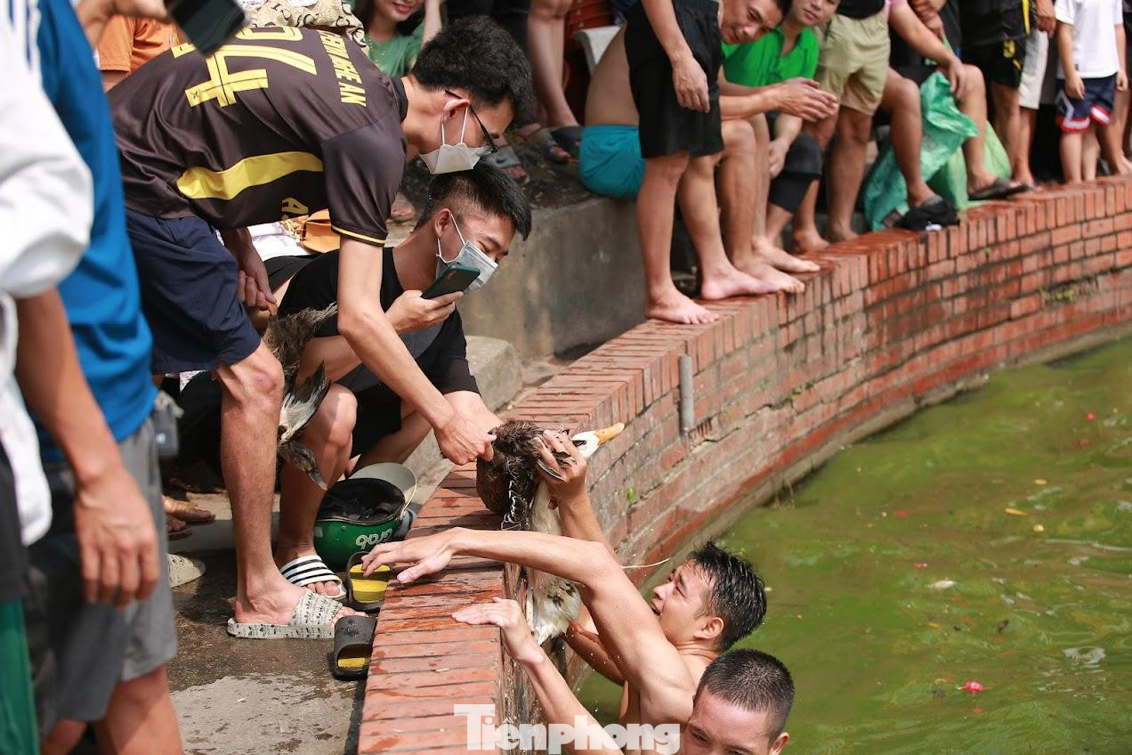 Sự tương tác giữa người chơi và khán giả sau khi đã bắt được vịt.