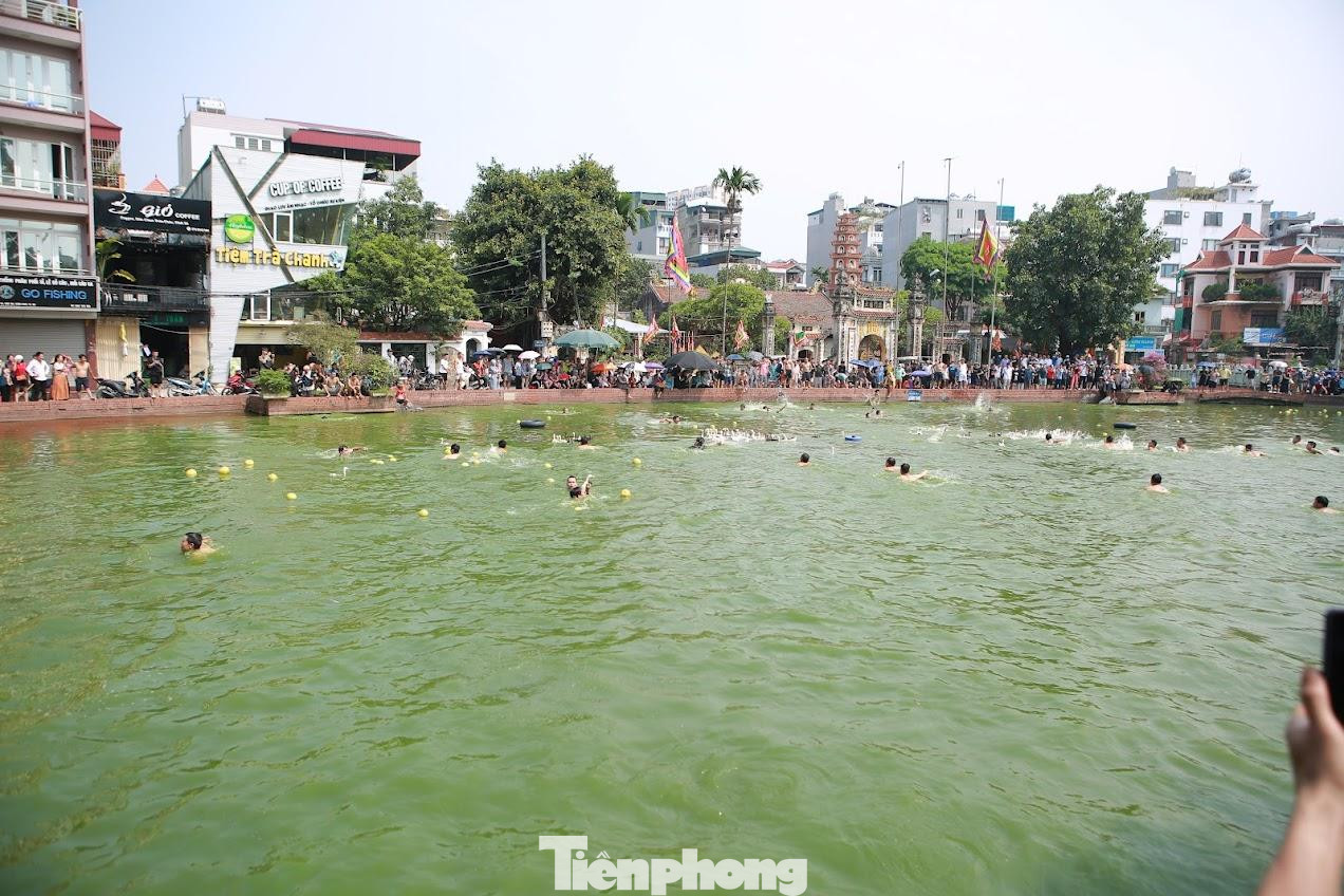 Mặc dù dùng nhiều "chiêu" để đuổi và bắt vịt nhưng nhiều thanh niên phải thừa nhận đây là một trò chơi thử thách sự kiên nhẫn và đòi hỏi sức khỏe tốt.