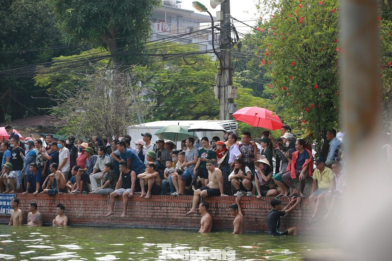 Người dân vây kín ao chùa Triều Khúc để cổ vũ và "làm khó" người chơi.