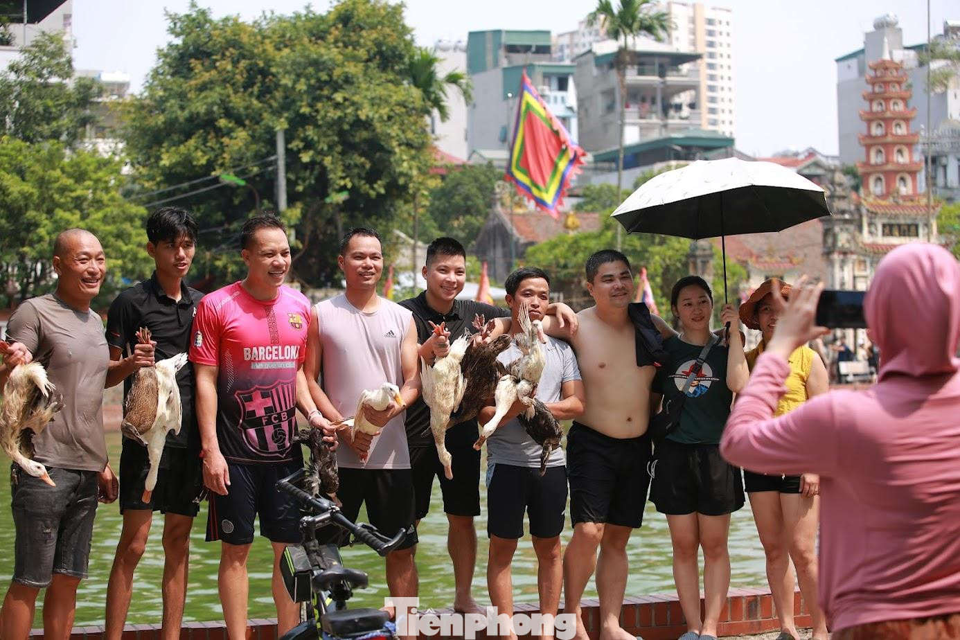 "Thành quả" của người chơi "ném bưởi, bắt vịt".