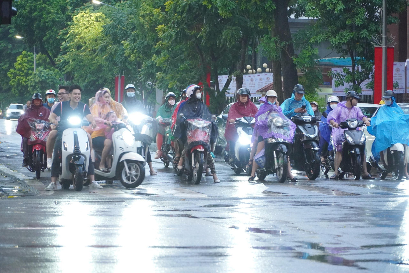 Sau cơn mưa nhiệt độ giảm xuống rõ rệt. Không khí vô cùng mát mẻ. Sau cơn mưa nhiệt độ giảm xuống rõ rệt. Không khí vô cùng mát mẻ.