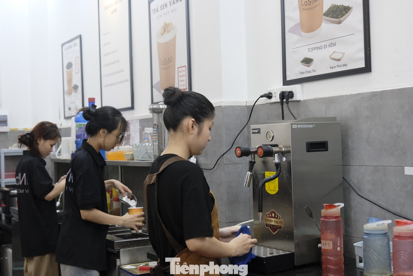 Nghỉ hè, sinh viên đăng ký làm tăng ca để có thêm thu nhập. Ảnh: Diệu Nhi Nghỉ hè, sinh viên đăng ký làm tăng ca để có thêm thu nhập. Ảnh: Diệu Nhi