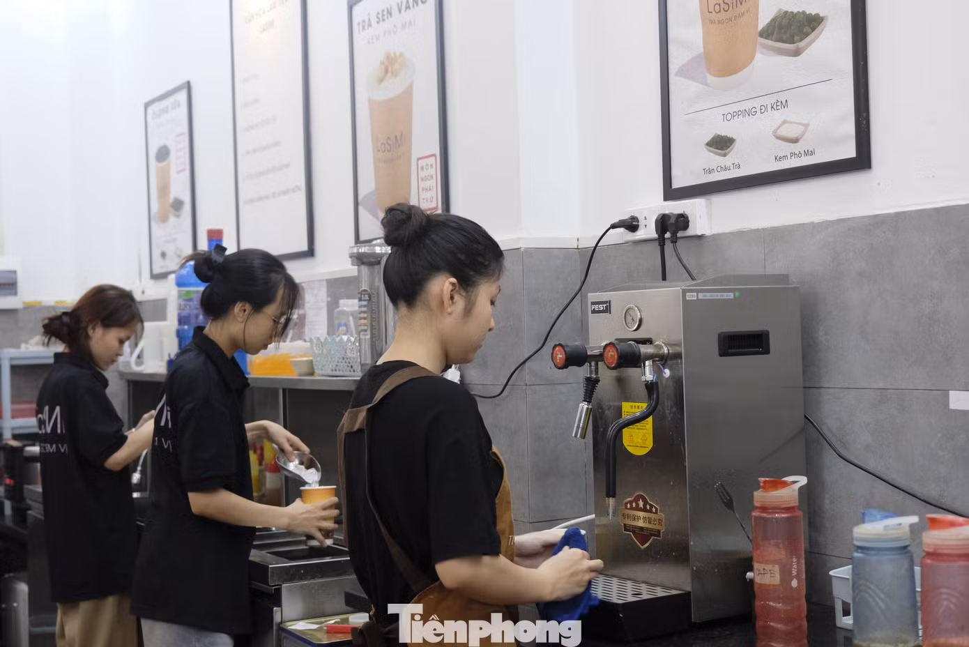 Nghỉ hè, sinh viên đăng ký làm tăng ca để có thêm thu nhập. Ảnh: Diệu Nhi
