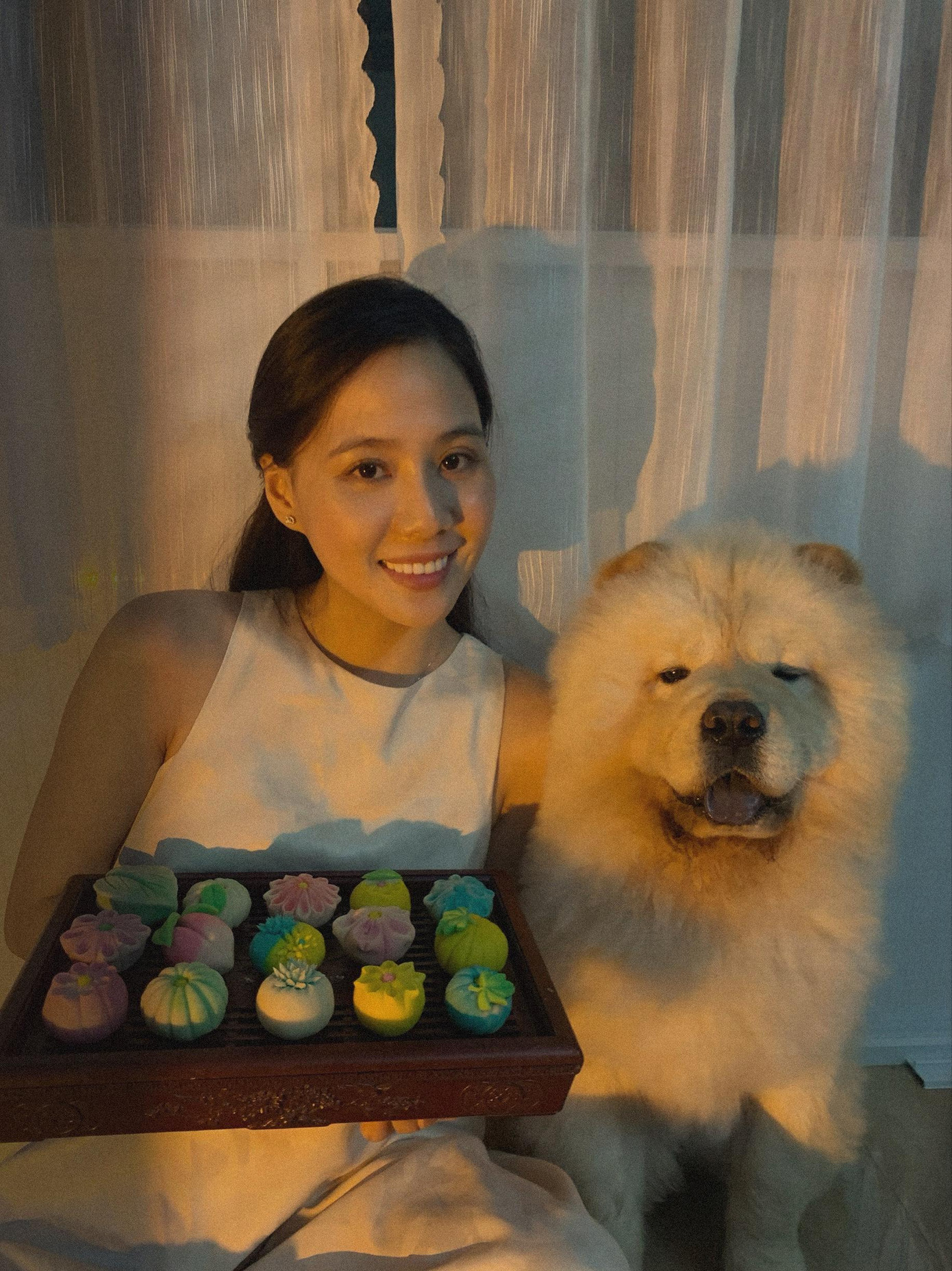 "Mình nghĩ cách để làm bánh thành công là bước chuẩn bị, cần nghiên cứu kĩ món muốn làm, sau khi chắc chắn đã hiểu và làm được thì mình sẽ bắt tay làm. Thật ra, bánh mình làm nhìn có vẻ cầu kỳ nhưng chỉ "nhọc công" khi sơ chế nguyên liệu, còn việc tạo hình bánh làm mình thấy đỡ stress hẳn", chị Thảo chia sẻ.