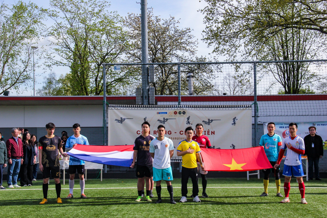 Nhà vô địch của giải đấu gọi tên đội thi VN - Amsterdam United. Nhà vô địch của giải đấu gọi tên đội thi VN - Amsterdam United.