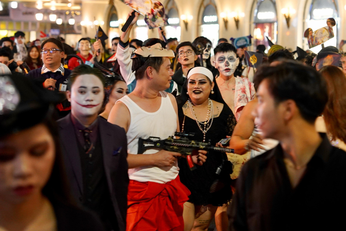 Không khó để bắt gặp những gương mặt hóa trang "ma quỷ" độc đáo xuất hiện trên đường phố Hà Nội dịp lễ Halloween.