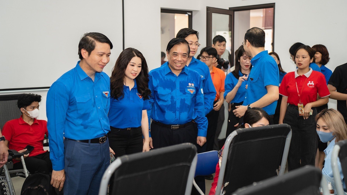 Anh Nguyễn Ngọc Lương thăm các bạn tình nguyện viên đang hiến máu trong khuôn khổ chiến dịch Thanh niên tình nguyện Hè của Thành Đoàn Hà Nội. Anh Nguyễn Ngọc Lương thăm các bạn tình nguyện viên đang hiến máu trong khuôn khổ chiến dịch Thanh niên tình nguyện Hè của Thành Đoàn Hà Nội.