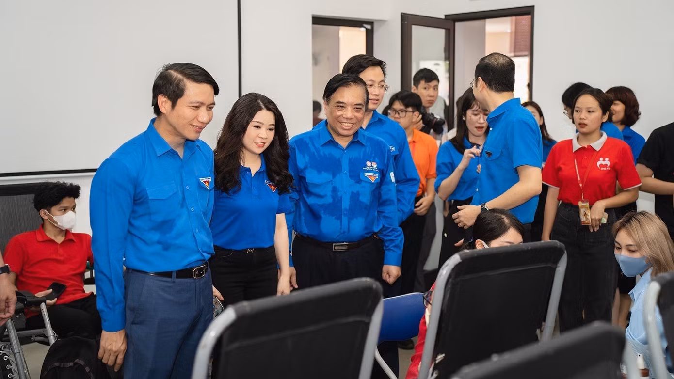 Anh Nguyễn Ngọc Lương thăm các bạn tình nguyện viên đang hiến máu trong khuôn khổ chiến dịch Thanh niên tình nguyện Hè của Thành Đoàn Hà Nội.