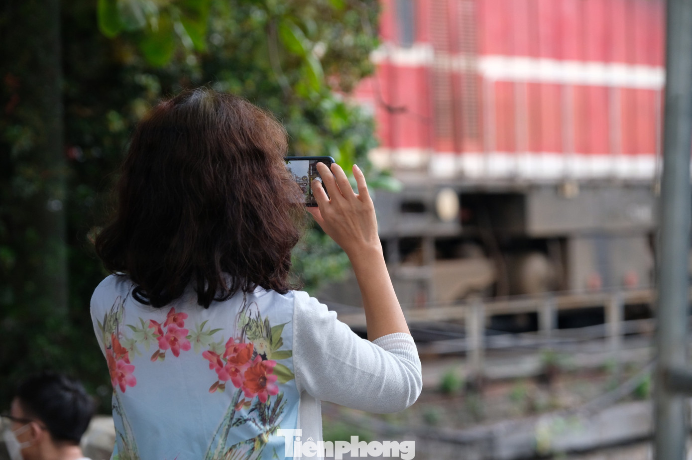 Bạn Quy Nghiệm và Thu Hà (25 tuổi, ở Hà Nội) chia sẻ trải nghiệm: "Quán rộng, view đẹp hơn các quán đường tàu mình đi, giá đồ uống cũng hợp lý. Đặc biệt là có nhiều góc chụp đẹp, dễ dàng ngắm nhìn đường tàu, ngắm cả cầu Long Biên, cả khung cảnh sinh hoạt của người dân... tất cả đều hội tụ ở quán cà phê này".