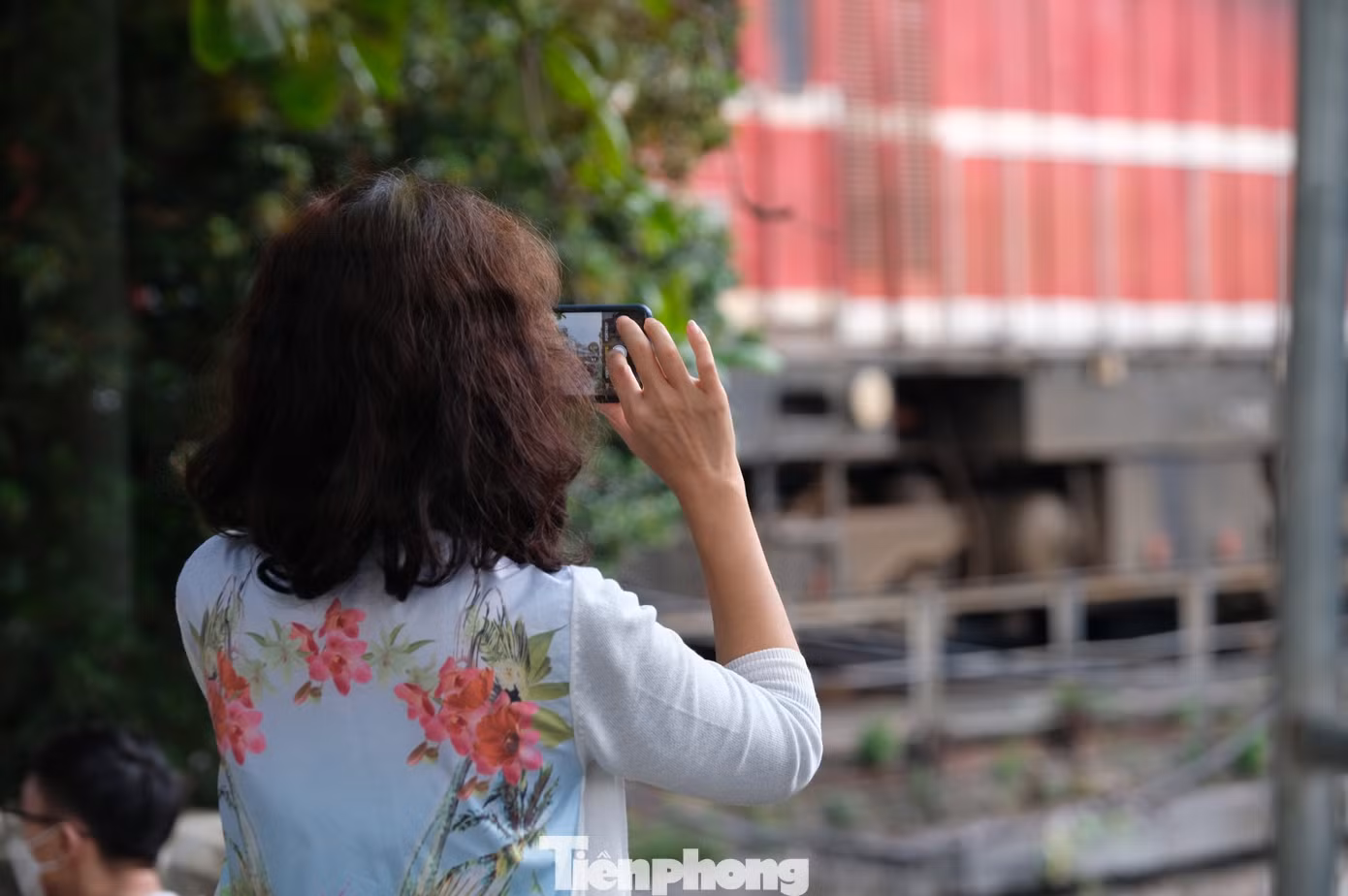 Bạn Quy Nghiệm và Thu Hà (25 tuổi, ở Hà Nội) chia sẻ trải nghiệm: "Quán rộng, view đẹp hơn các quán đường tàu mình đi, giá đồ uống cũng hợp lý. Đặc biệt là có nhiều góc chụp đẹp, dễ dàng ngắm nhìn đường tàu, ngắm cả cầu Long Biên, cả khung cảnh sinh hoạt của người dân... tất cả đều hội tụ ở quán cà phê này".