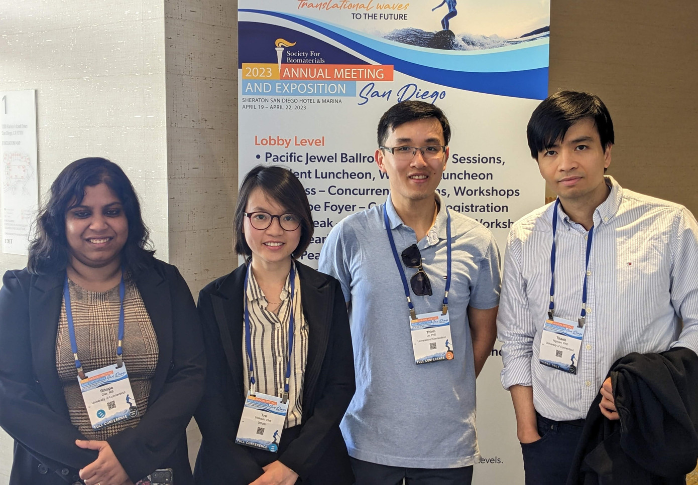 Thịnh (thứ 2 từ phải sang) cùng thầy hướng dẫn và nhóm nghiên cứu.