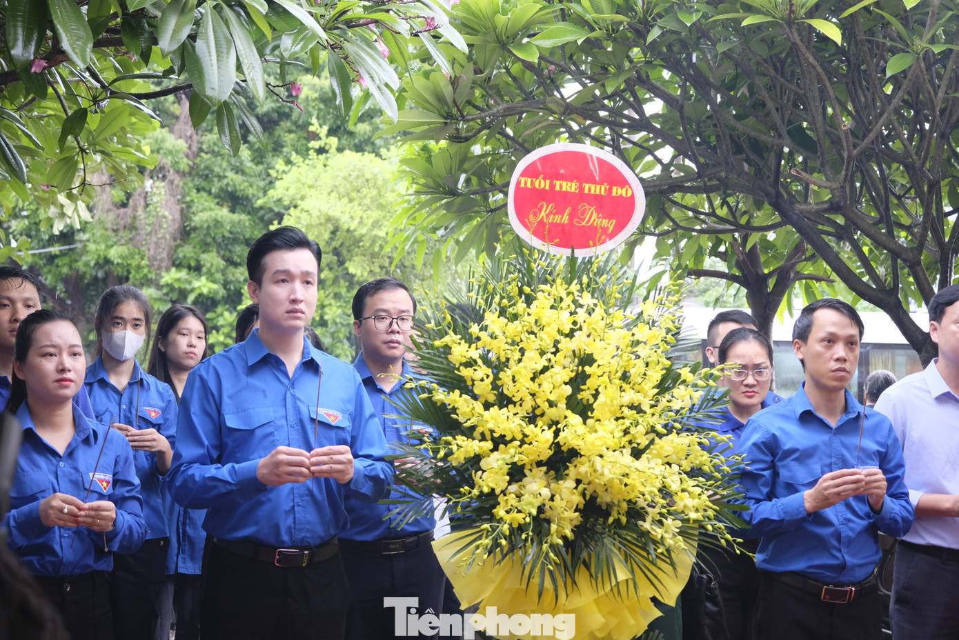 Các đoàn đại biểu dâng hương tưởng niệm. Ảnh: Châu Linh Các đoàn đại biểu dâng hương tưởng niệm. Ảnh: Châu Linh