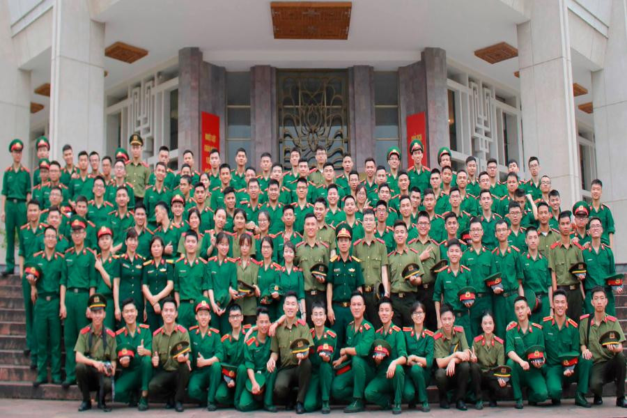 Thượng sĩ Trần Mạnh Hùng (sinh năm 1998, quê tại Diễn Châu, Nghệ An) hiện là học viên lớp DH50A, chuyên ngành Bác sĩ đa khoa, Học viện Quân Y. Thượng sĩ Trần Mạnh Hùng (sinh năm 1998, quê tại Diễn Châu, Nghệ An) hiện là học viên lớp DH50A, chuyên ngành Bác sĩ đa khoa, Học viện Quân Y.