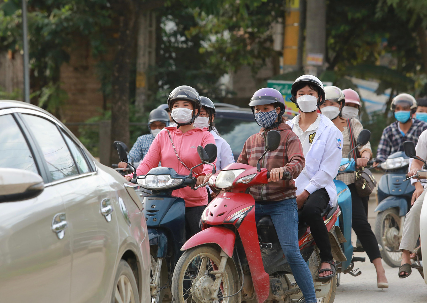 Phụ huynh đưa con đi thi dưới thời tiết nắng nóng gần 40 độ.