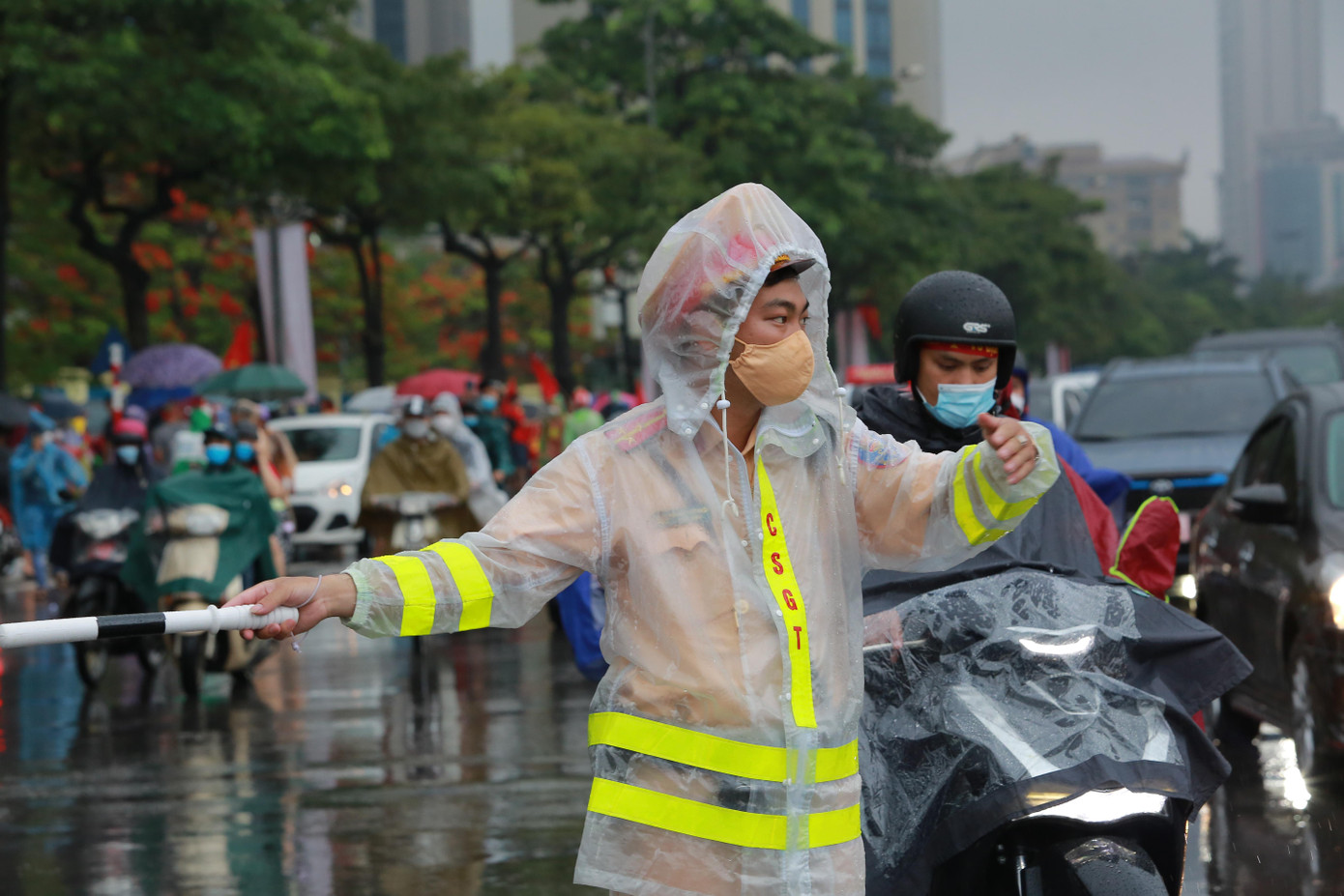 Các đồng chí cảnh sát giao thông đã bắt đầu làm nhiệm vụ phân luồng giao thông từ 15h chiều tại các tuyến đường quanh sân vận động Mỹ Đình. Các đồng chí cảnh sát giao thông đã bắt đầu làm nhiệm vụ phân luồng giao thông từ 15h chiều tại các tuyến đường quanh sân vận động Mỹ Đình.