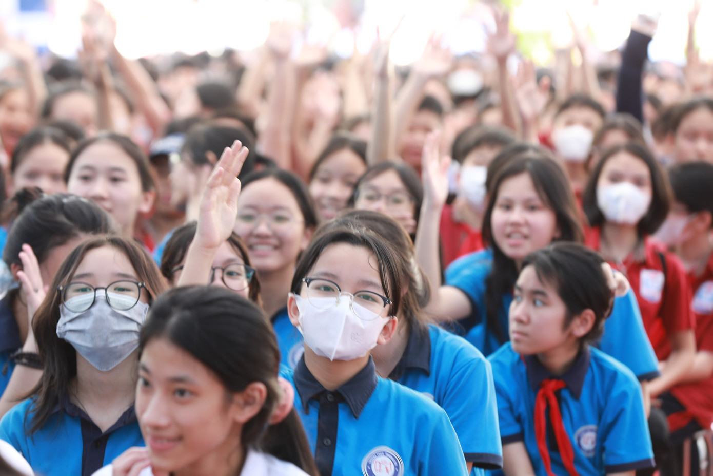 Các em học sinh sôi nổi xung phong phát biểu ý kiến tại diễn đàn.