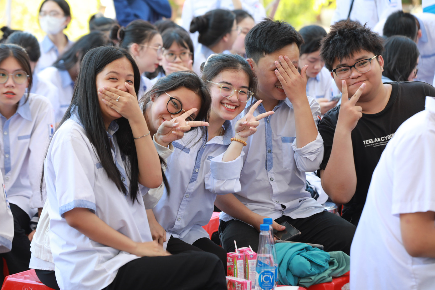 Khoảnh khắc vui nhộn của các em học sinh tại diễn đàn