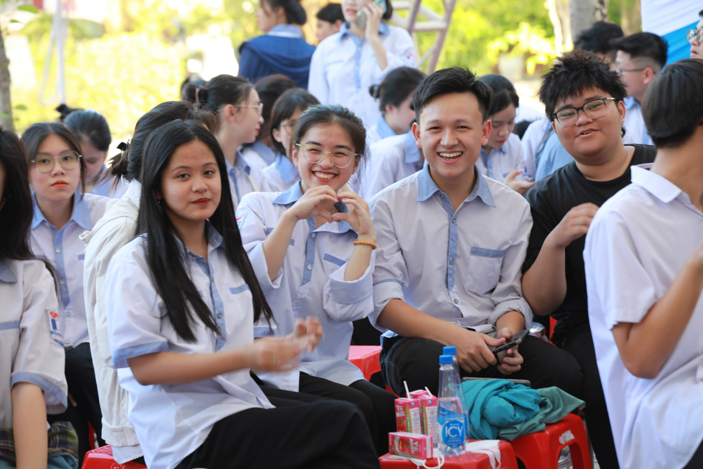 Khoảnh khắc vui nhộn của các em học sinh tại diễn đàn