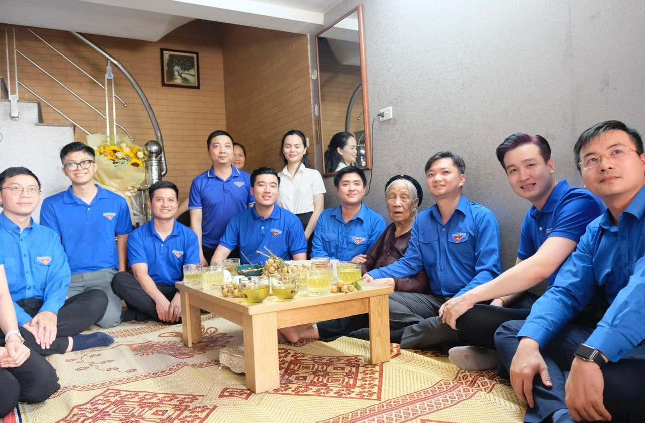 Đoàn công tác T.Ư Đoàn thăm, trò chuyện, chia sẻ với Mẹ Việt Nam Anh hùng. Ảnh: Châu Linh