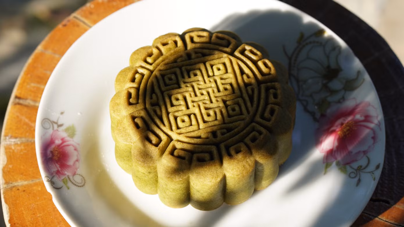 Thành quả sau một ngày nhào nặn, nướng bánh của chị Yến cùng con trai nhỏ.