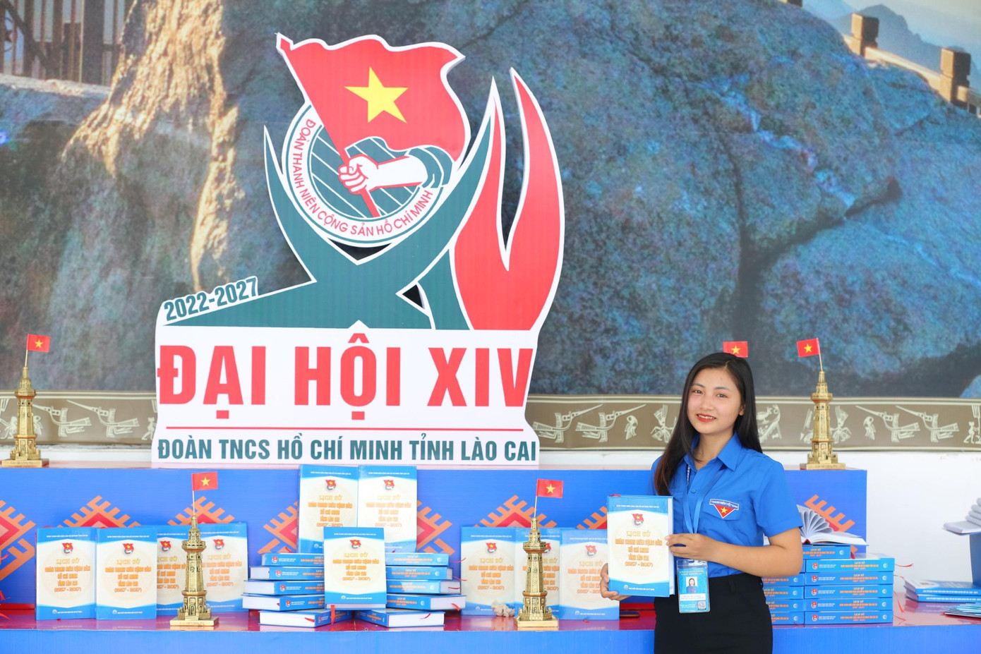 Nữ đại biểu chụp ảnh tuyên truyền, giới thiệu sách "Lịch sử Đoàn Thanh niên Cộng sản Hồ Chí Minh tỉnh Lào Cai". Nữ đại biểu chụp ảnh tuyên truyền, giới thiệu sách "Lịch sử Đoàn Thanh niên Cộng sản Hồ Chí Minh tỉnh Lào Cai".