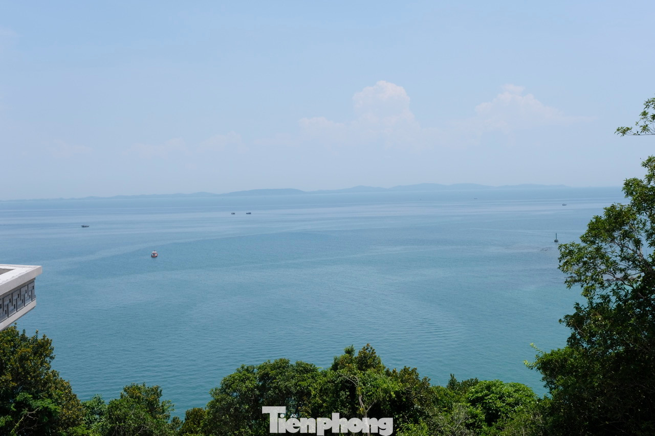 Được biết, đảo Trần có vị trí đặc biệt quan trọng ở Tây Vịnh Bắc Bộ, một điểm tiền tiêu của Đông Bắc nước ta, là khu vực cửa khẩu quan trọng về giao lưu kinh tế với Trung Quốc. Đảo Trần cũng là đảo án ngữ trên đường hàng hải quốc tế Hải Phòng - Bắc Hải và là lá chắn cho cảng quân sự Vạn Hoa (Đông Bắc Cái Bầu). Ảnh: Châu Linh