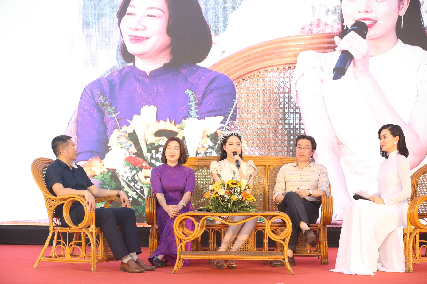 Hoa hậu Việt Nam 2022 Huỳnh Thị Thanh Thủy chia sẻ tại diễn đàn: "Từng nhận nhiều lời giễu cợt, chê bai, trải nghiệm này khiến em sống khép mình hơn, không dám bộc lộ bản thân. Và bước ngoặt lớn nhất của em là tham gia Hoa hậu Việt Nam 2022, để nhìn lại chính mình, phá vỡ vỏ bọc để nắm bắt cơ hội để trải lòng và thành công nhiều hơn". Hoa hậu Việt Nam 2022 Huỳnh Thị Thanh Thủy chia sẻ tại diễn đàn: "Từng nhận nhiều lời giễu cợt, chê bai, trải nghiệm này khiến em sống khép mình hơn, không dám bộc lộ bản thân. Và bước ngoặt lớn nhất của em là tham gia Hoa hậu Việt Nam 2022, để nhìn lại chính mình, phá vỡ vỏ bọc để nắm bắt cơ hội để trải lòng và thành công nhiều hơn".