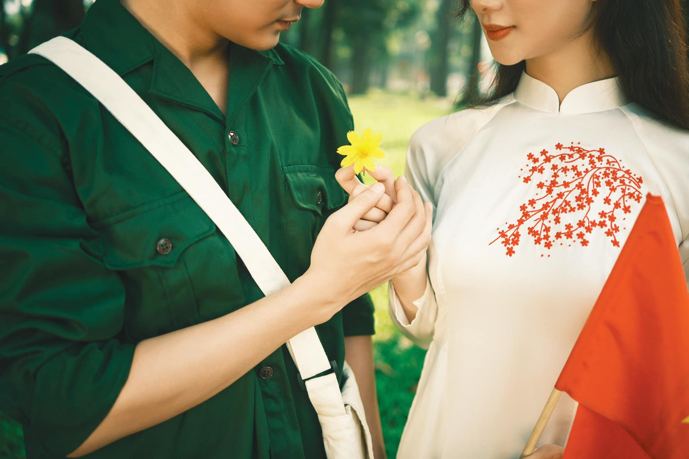 Ngọc Ánh chụp bộ ảnh cặp đôi Nguyễn Thị Ngọc Hòa - Lê Phúc ở trước "Dinh Độc Lập" nhân dịp lễ 30/4 và 1/5. Ảnh: Nho dynasty Ngọc Ánh chụp bộ ảnh cặp đôi Nguyễn Thị Ngọc Hòa - Lê Phúc ở trước "Dinh Độc Lập" nhân dịp lễ 30/4 và 1/5. Ảnh: Nho dynasty