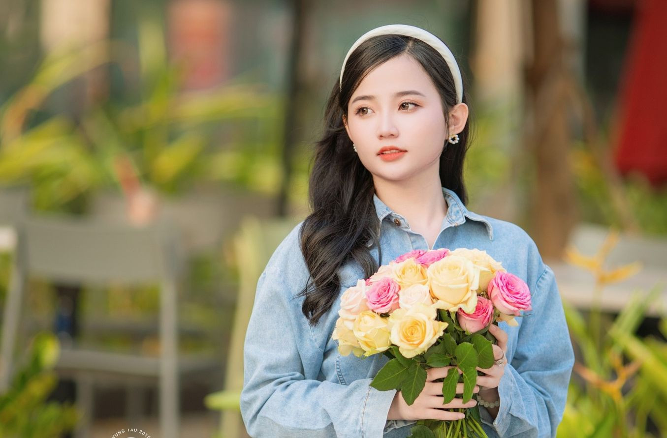 Để theo trend này, các bạn nữ chỉ cần trang điểm nhẹ nhàng và mặc áo sơ mi màu xanh nhạt, tóc xõa đeo bờm và tay cầm thêm một bó hoa tùy sở thích. Ảnh: Trọng Nguyễn