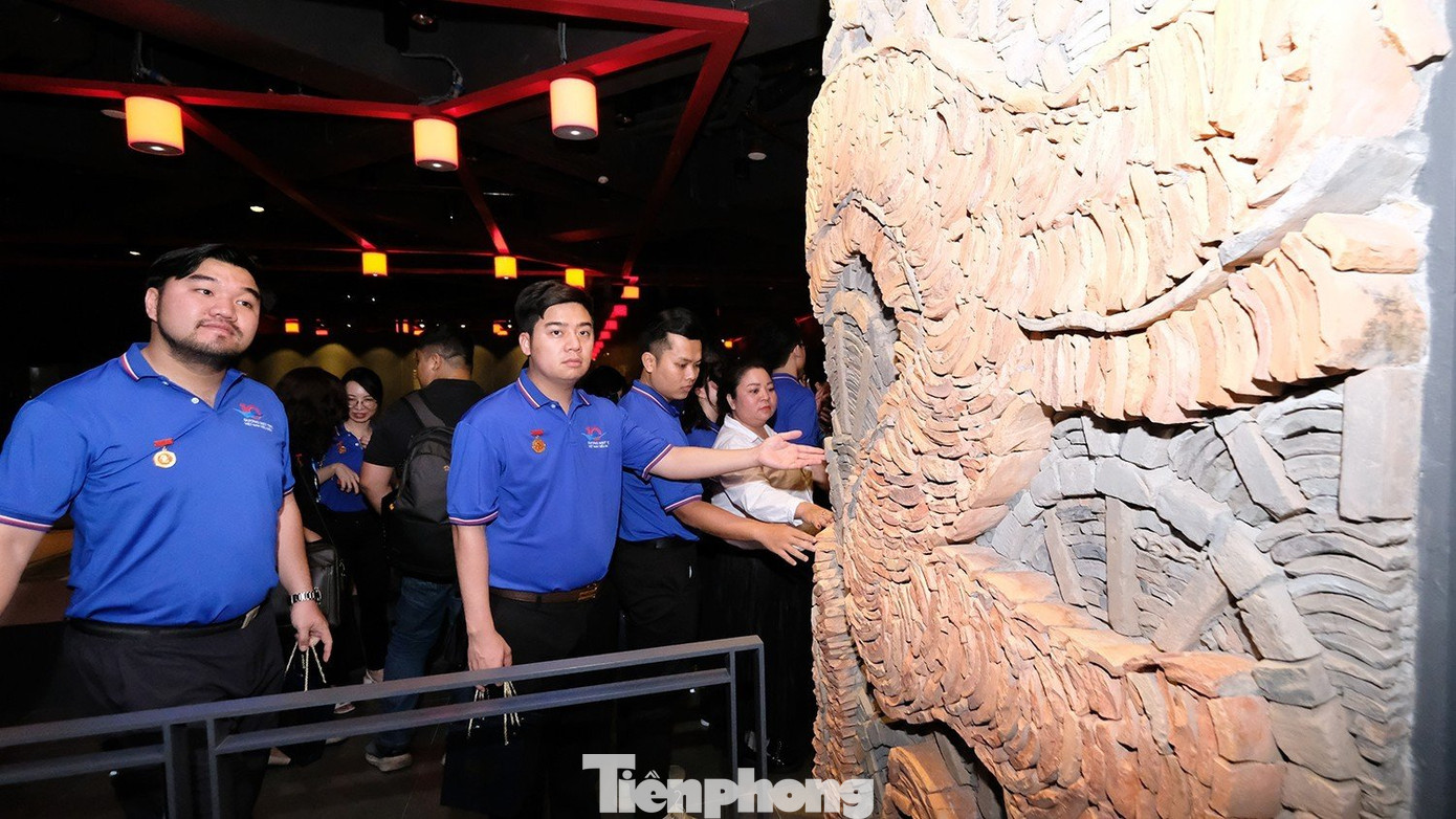 Khu trưng bày khảo cổ dưới lòng đất của Tòa nhà Quốc hội có thủ pháp trưng bày hiện đại, tiên tiến với kỹ thuật mới. Nổi bật như trưng bày hiện vật trong tủ kính kết hợp với hiện vật hay khối hiện vật âm dưới nền sàn, người xem có thể đi trên mặt sàn kính với không gian lớn, tạo cảm giác như đi trên những hố khai quật thật. Các hiện vật lớn đặt ngay trên sàn, không tủ kính cũng thu hút sự chú ý. Khu trưng bày khảo cổ dưới lòng đất của Tòa nhà Quốc hội có thủ pháp trưng bày hiện đại, tiên tiến với kỹ thuật mới. Nổi bật như trưng bày hiện vật trong tủ kính kết hợp với hiện vật hay khối hiện vật âm dưới nền sàn, người xem có thể đi trên mặt sàn kính với không gian lớn, tạo cảm giác như đi trên những hố khai quật thật. Các hiện vật lớn đặt ngay trên sàn, không tủ kính cũng thu hút sự chú ý.