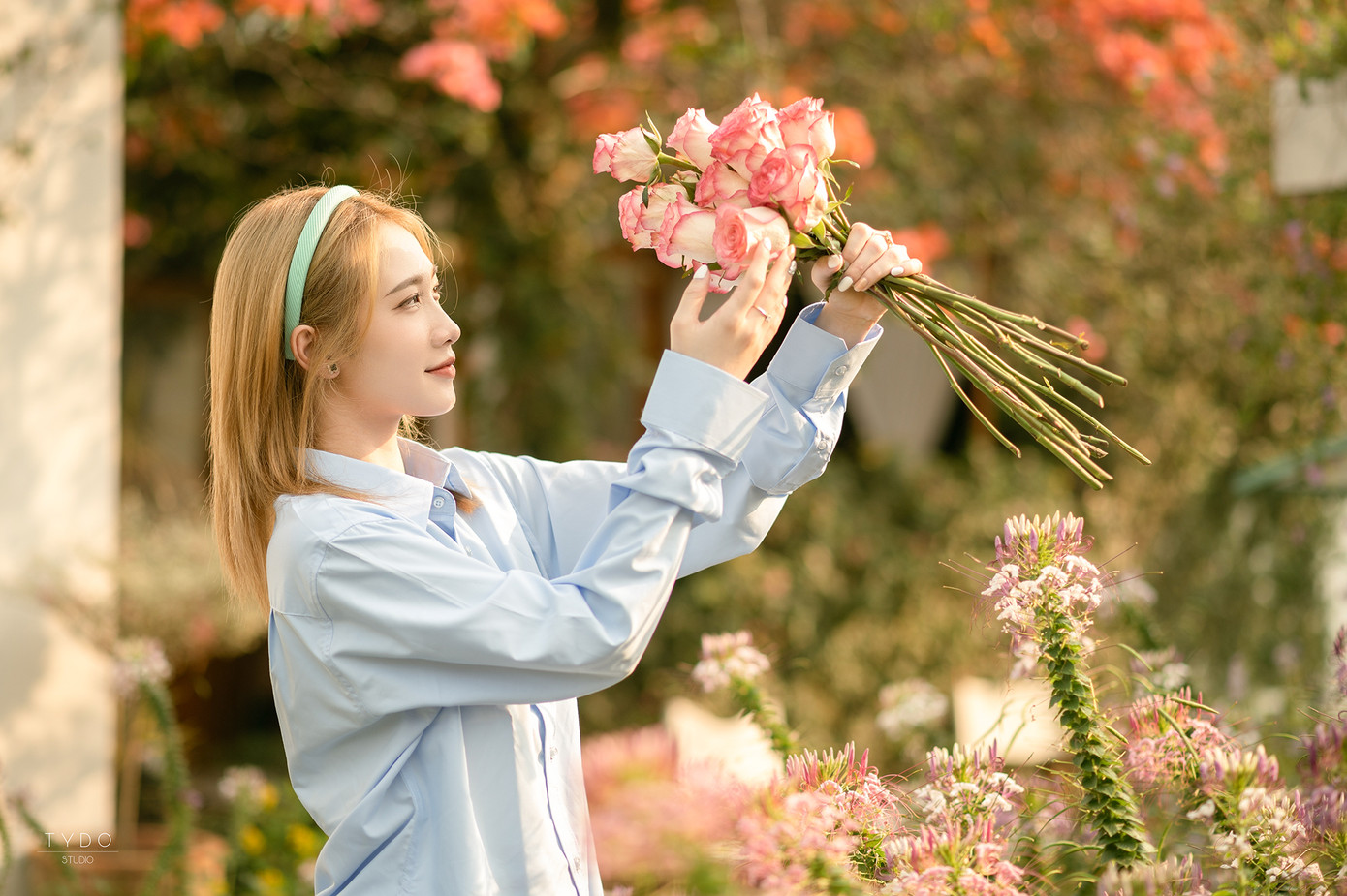 Dáng đứng nghiêng, ngước nhìn bó hoa giơ cao là kiểu tạo dáng phổ biến. Ảnh: Phong Đỗ