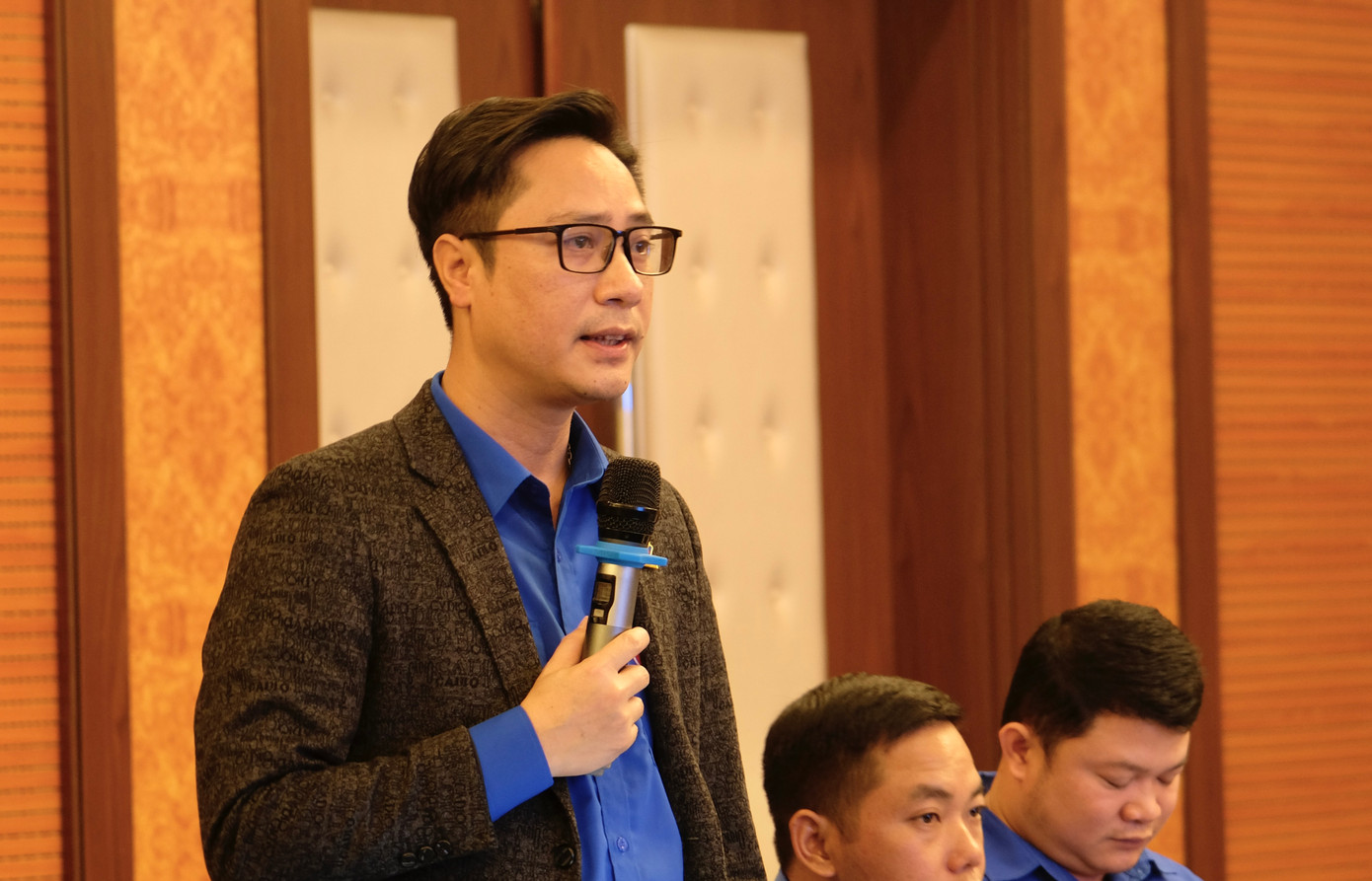 Anh Đặng Thành Huy - Bí thư Tỉnh Đoàn Điện Biên (ảnh trái) và anh Nguyễn Tiến Thịnh -Bí thư Tỉnh Đoàn Lai Châu phát biểu tại hội nghị.