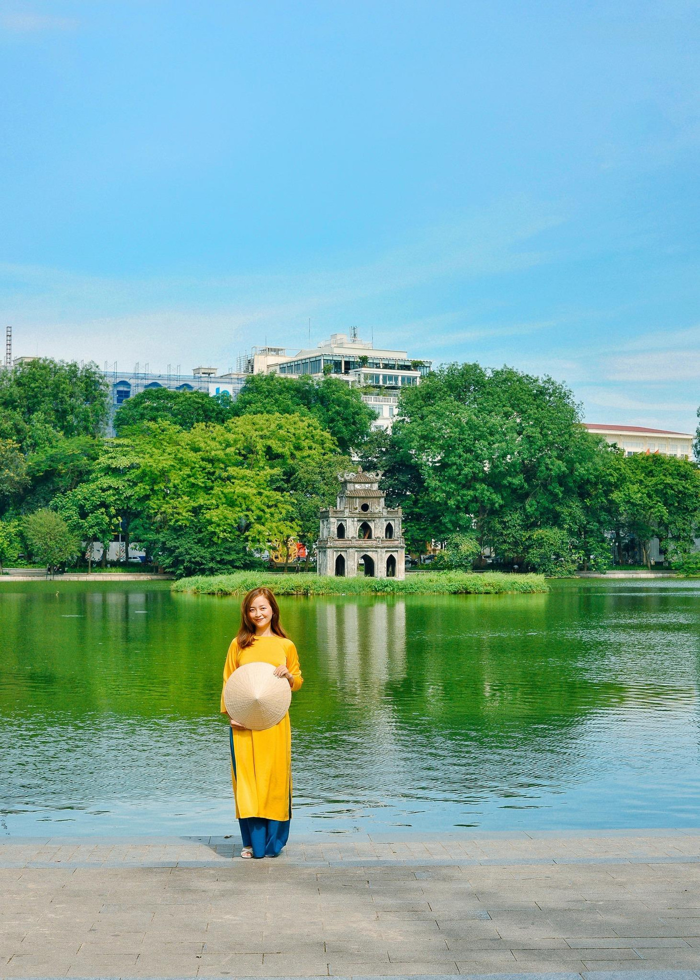 "Chúng mình mong muốn qua mỗi bức ảnh sẽ gửi tới những người yêu Hà Nội và cả những ai chưa từng ghé thăm một cảm xúc quen thuộc, cảm nhận được nhiều hơn về một Hà Nội đẹp và tình như thế", hai bạn trẻ nói.