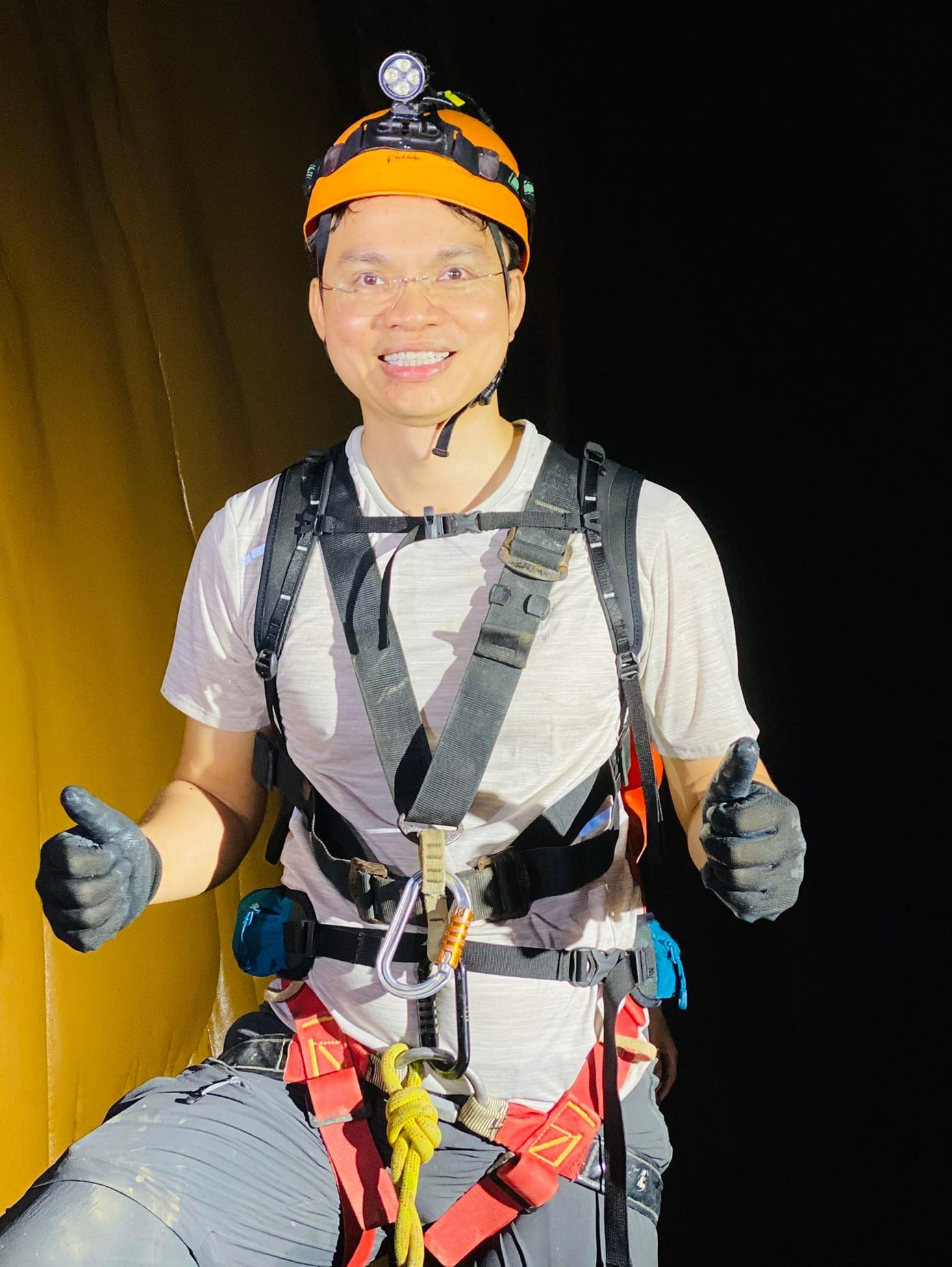 Với Van Vu Duy, nhớ lại những hình ảnh khi chinh phục hang Sơn Đoòng khiến anh cảm thấy "lâng lâng vui sướng". Anh chia sẻ: "Các bạn sẽ dễ dàng nhìn thấy hình ảnh Hang Sơn Đoòng Doodle xuất hiện tại vị trí logo của Google Tìm Kiếm tại Việt Nam và 17 quốc gia trên thế giới như Anh, Singapore, Thái Lan, Mexico, Thụy Điển, Hy Lạp, Argentina, Chile... Để lan tỏa sự kiện này, tôi và các bạn chung tay chia sẻ về hang Sơn Đoòng ra thế giới, tới bạn bè xung quanh mình nhé! Bạn hãy lên lịch và khám phá Sơn Đoòng 1 chuyến trong đời!" Với Van Vu Duy, nhớ lại những hình ảnh khi chinh phục hang Sơn Đoòng khiến anh cảm thấy "lâng lâng vui sướng". Anh chia sẻ: "Các bạn sẽ dễ dàng nhìn thấy hình ảnh Hang Sơn Đoòng Doodle xuất hiện tại vị trí logo của Google Tìm Kiếm tại Việt Nam và 17 quốc gia trên thế giới như Anh, Singapore, Thái Lan, Mexico, Thụy Điển, Hy Lạp, Argentina, Chile... Để lan tỏa sự kiện này, tôi và các bạn chung tay chia sẻ về hang Sơn Đoòng ra thế giới, tới bạn bè xung quanh mình nhé! Bạn hãy lên lịch và khám phá Sơn Đoòng 1 chuyến trong đời!"