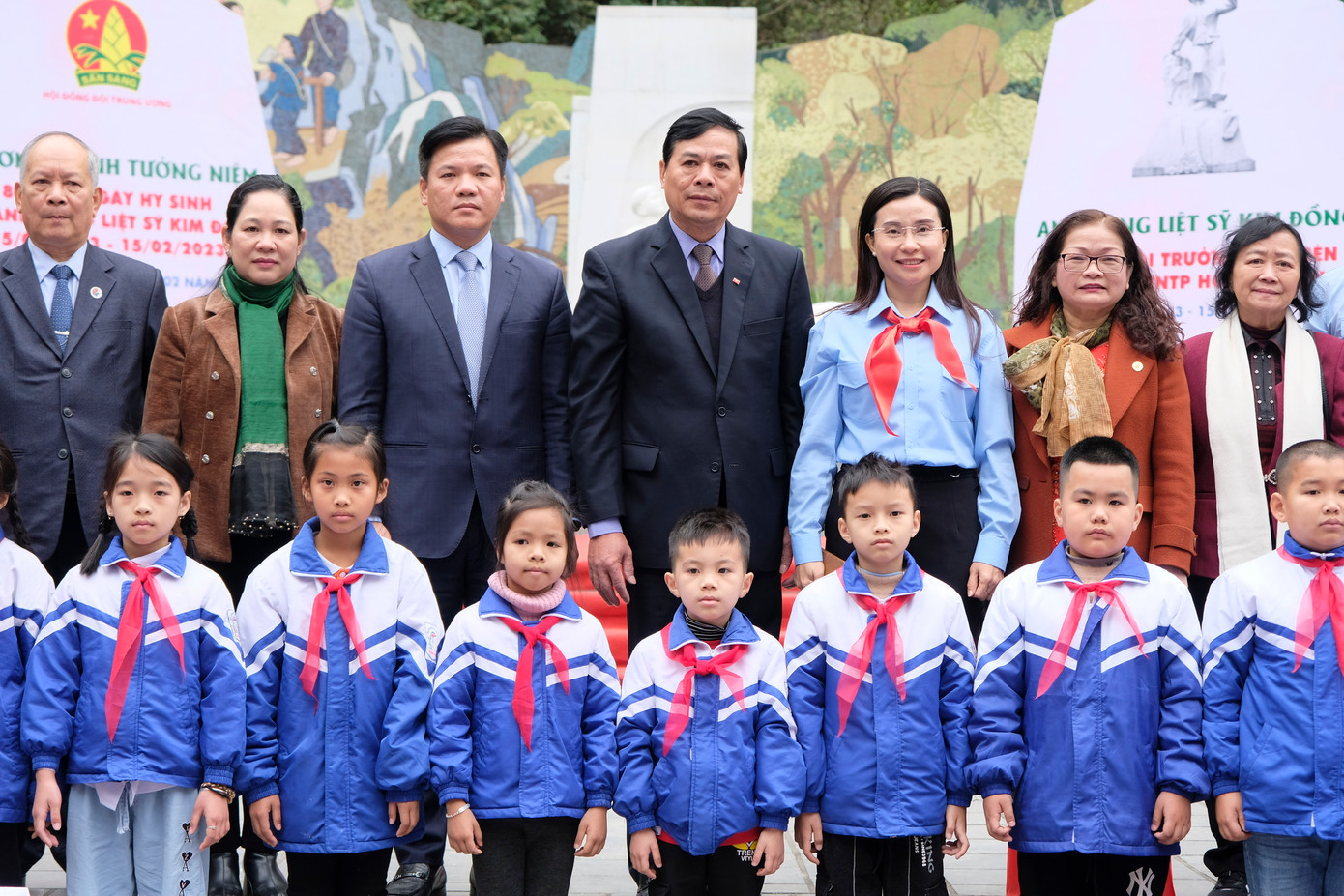 Bí thư Trung ương Đoàn chụp ảnh lưu niệm cùng lãnh đạo Tỉnh ủy Cao Bằng và các em thiếu nhi. - Ảnh: Châu Linh Bí thư Trung ương Đoàn chụp ảnh lưu niệm cùng lãnh đạo Tỉnh ủy Cao Bằng và các em thiếu nhi. - Ảnh: Châu Linh