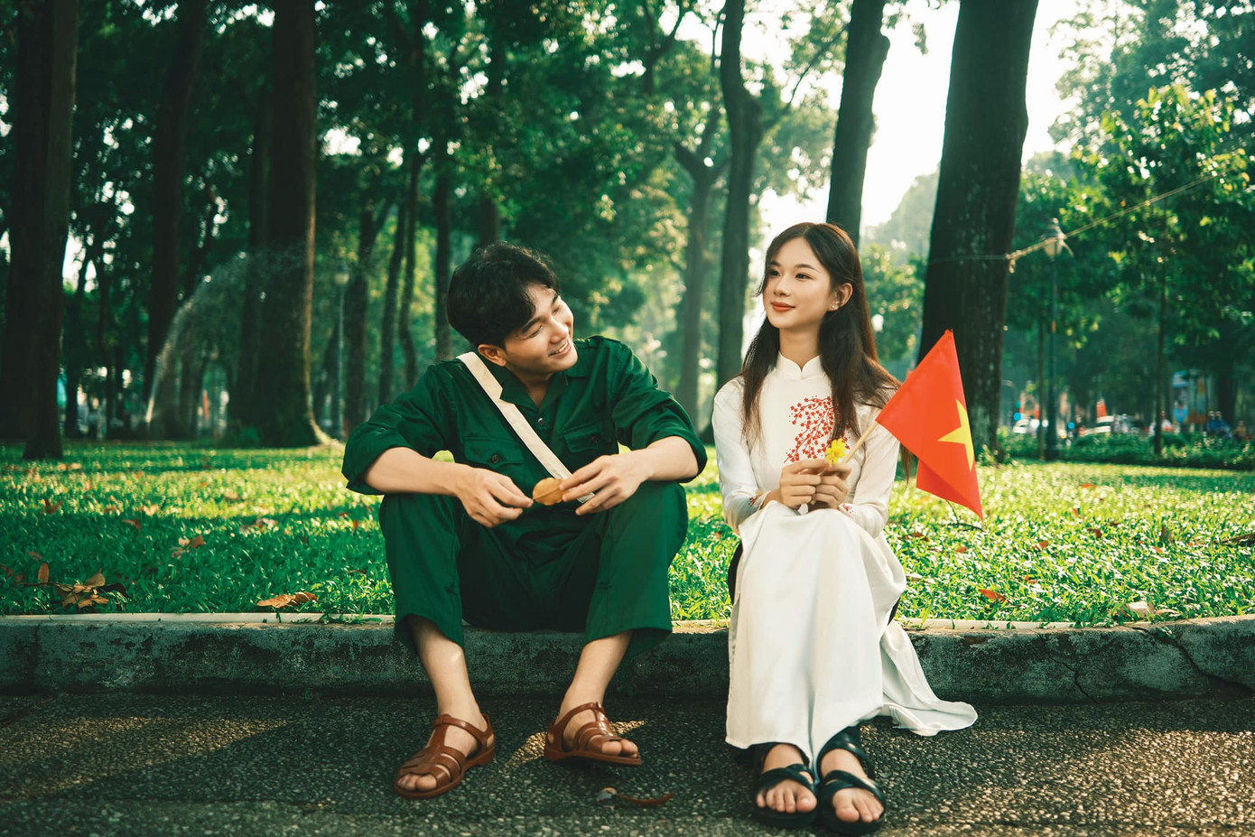 Ngọc Ánh chụp bộ ảnh cặp đôi Nguyễn Thị Ngọc Hòa - Lê Phúc ở trước "Dinh Độc Lập" nhân dịp lễ 30/4 và 1/5. Ảnh: Nho dynasty Ngọc Ánh chụp bộ ảnh cặp đôi Nguyễn Thị Ngọc Hòa - Lê Phúc ở trước "Dinh Độc Lập" nhân dịp lễ 30/4 và 1/5. Ảnh: Nho dynasty