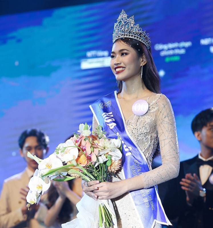 Hoa khôi Duyên dáng Ngoại thương 2023 sở hữu chiều cao 1m80 cùng nụ cười toả sáng.