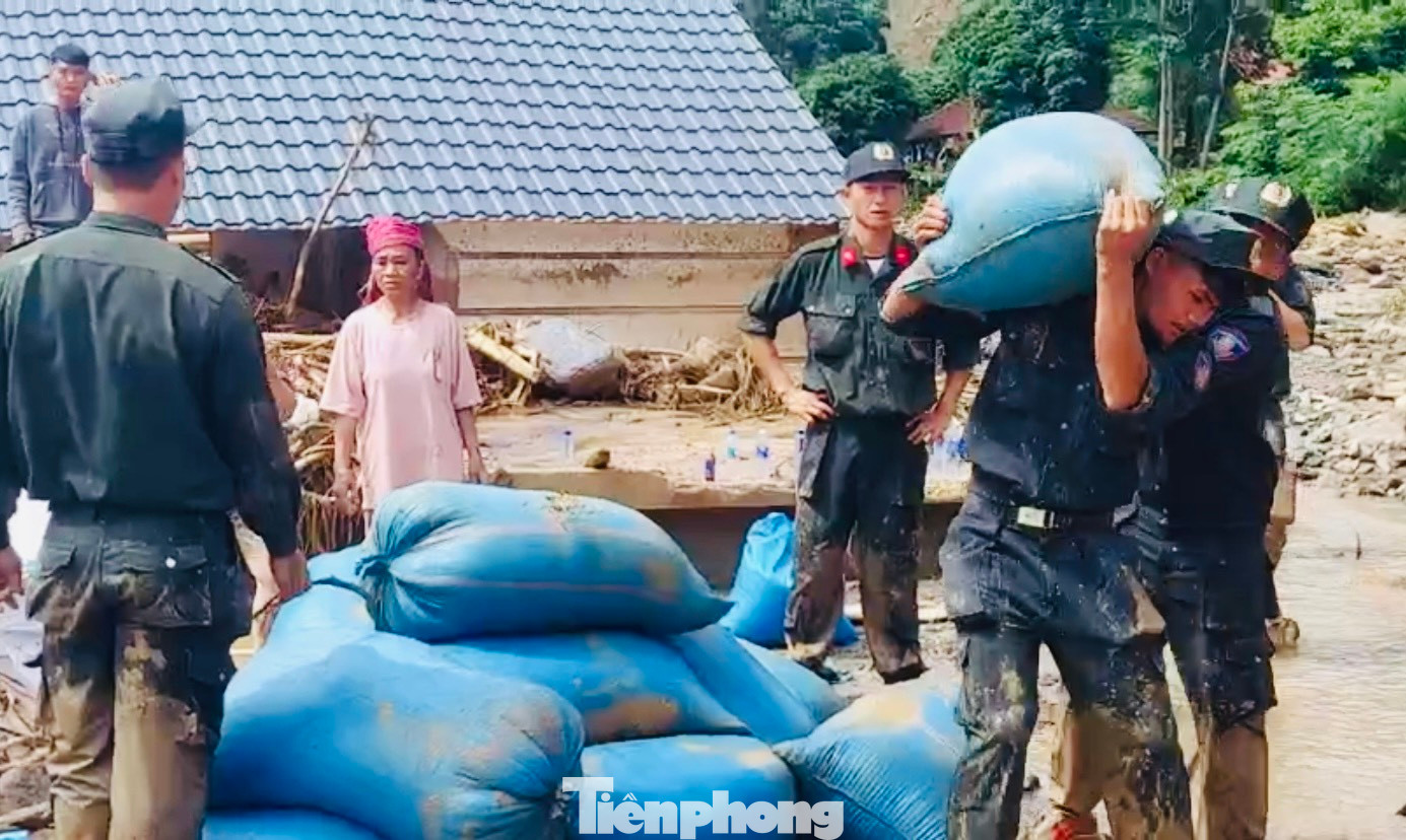 Cán bộ, chiến sĩ, đoàn viên, thanh niên lực lượng Cảnh sát cơ động Công an tỉnh Điện Biên xung kích, không quản ngại hiểm nguy tham gia cứu nạn, cứu hộ, hỗ trợ nhân dân. Ảnh: Ban Thanh niên Công an tỉnh Điện Biên