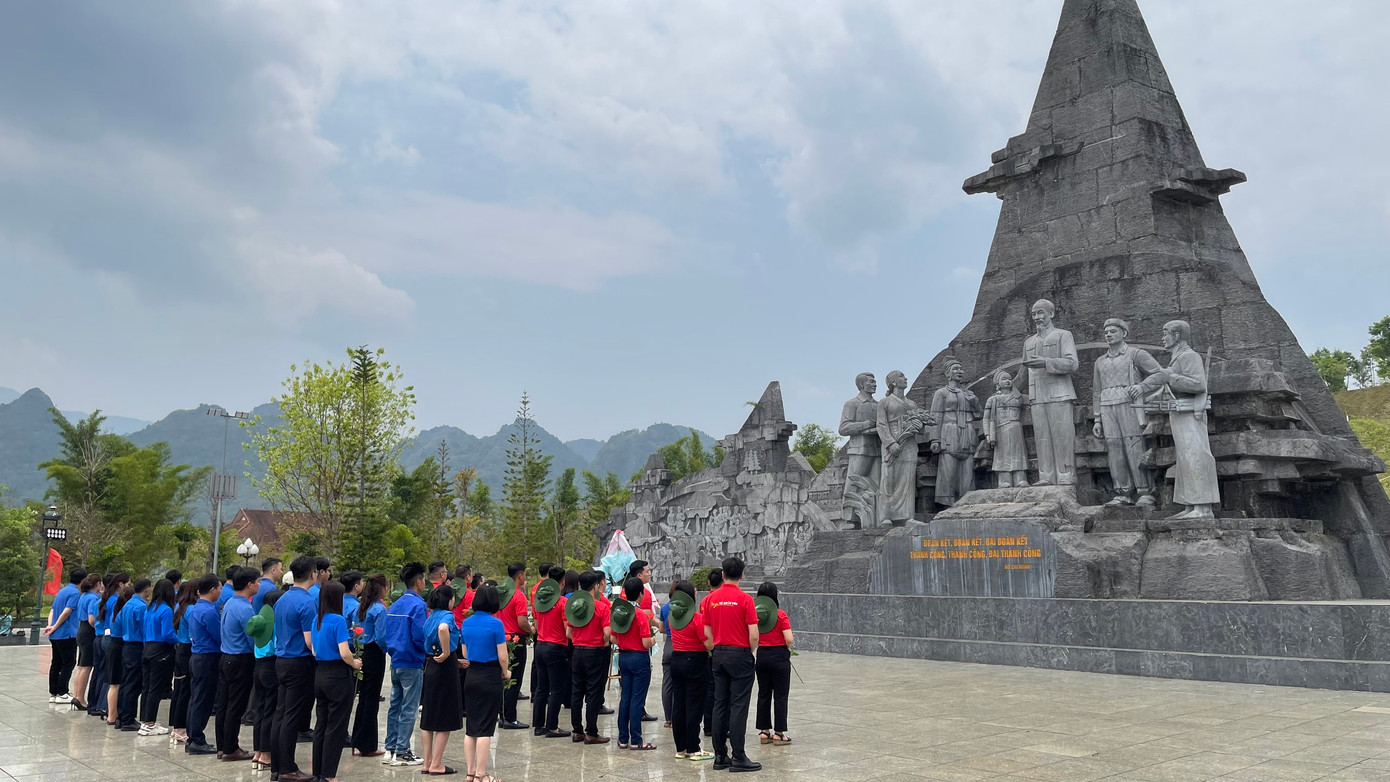 Đoàn đại biểu dâng hoa tại Tượng đài Bác Hồ với nhân dân các dân tộc tỉnh Lai Châu.